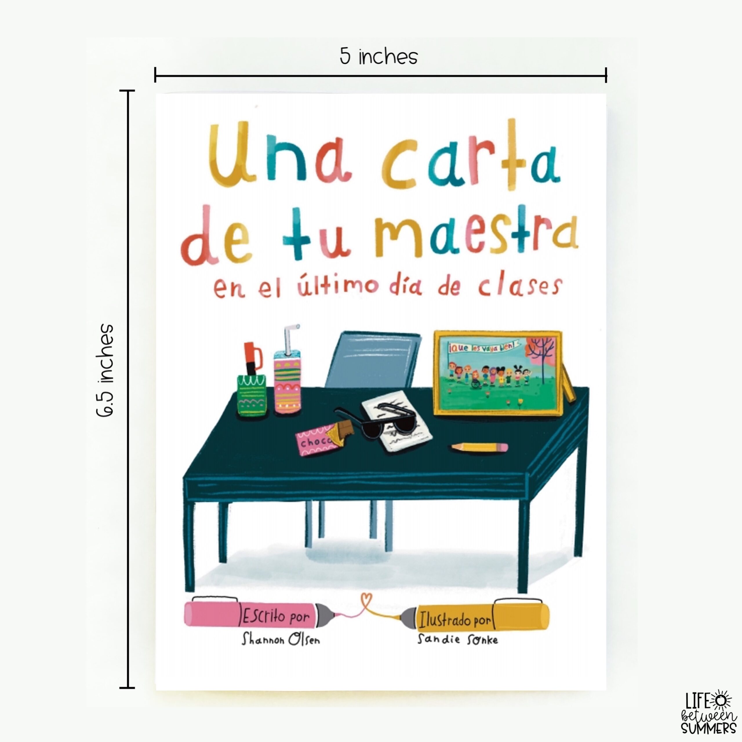 The image displays the "Class Set of Mini Books: Una carta de tu maestra en el último día de clases" cover, showing a colorful desk, books, plants, and a computer. Perfect student gifts for back to school. Size: 5" x 6.5".